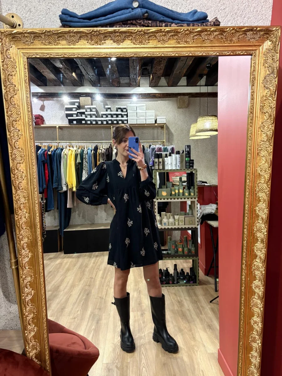 Robe noire brodée – Image 2