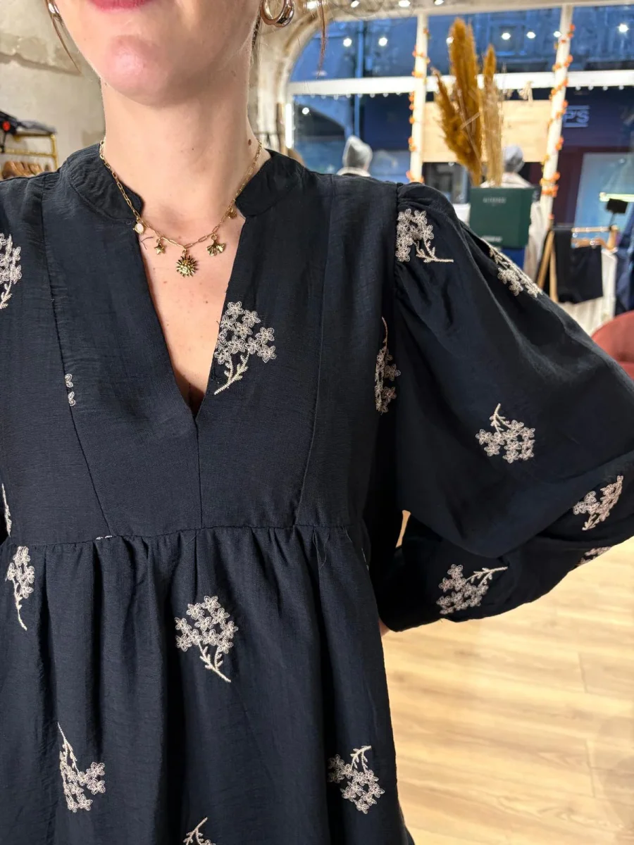 Robe noire brodée – Image 3
