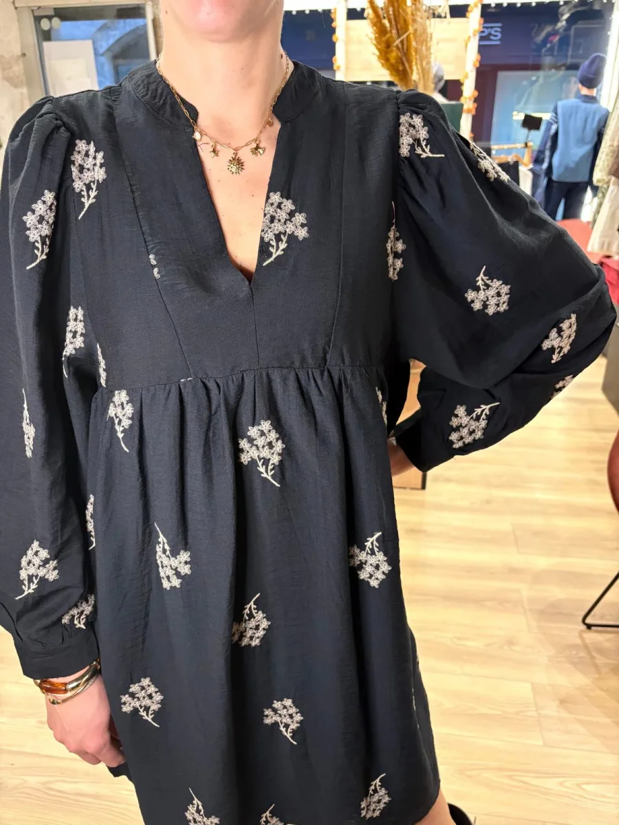 Robe noire brodée – Image 4