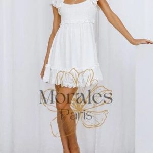 Robe blanche courte pour l’été en dentelle