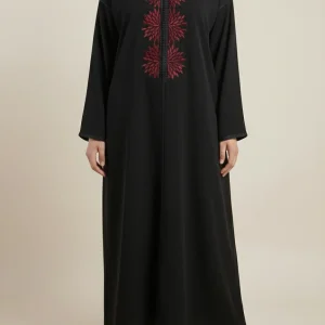 Jellaba Noire en crêpe avec broderie en bordeaux