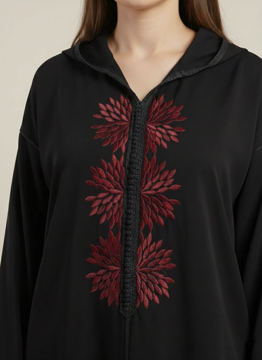 Jellaba Noire en crêpe avec broderie en bordeaux - Image 3