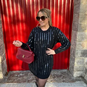 LA ROBE PULL NOIR À SEQUINS