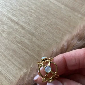 BAGUE FLEURS AVEC PIERRES NATURELLES NACRE