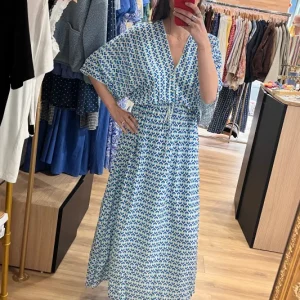 Robe blanche tachetée bleu