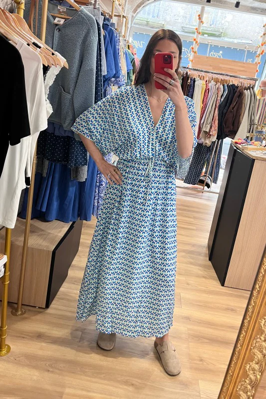 Robe blanche tachetée bleu – Image 2