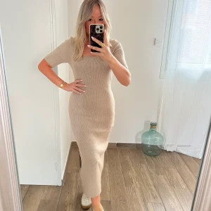 LA ROBE LONGUE EN MAILLE BEIGE