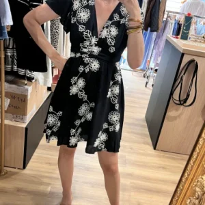 Robe noire brodée