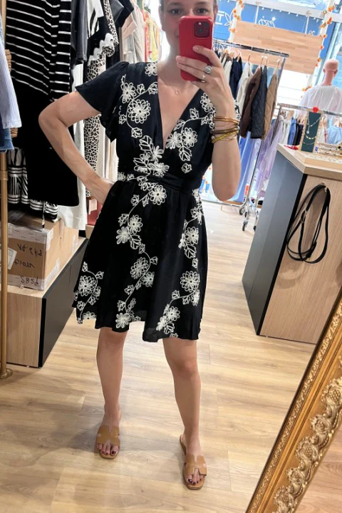 Robe noire brodée - Image 2