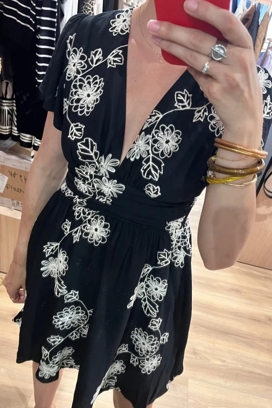 Robe noire brodée - Image 3