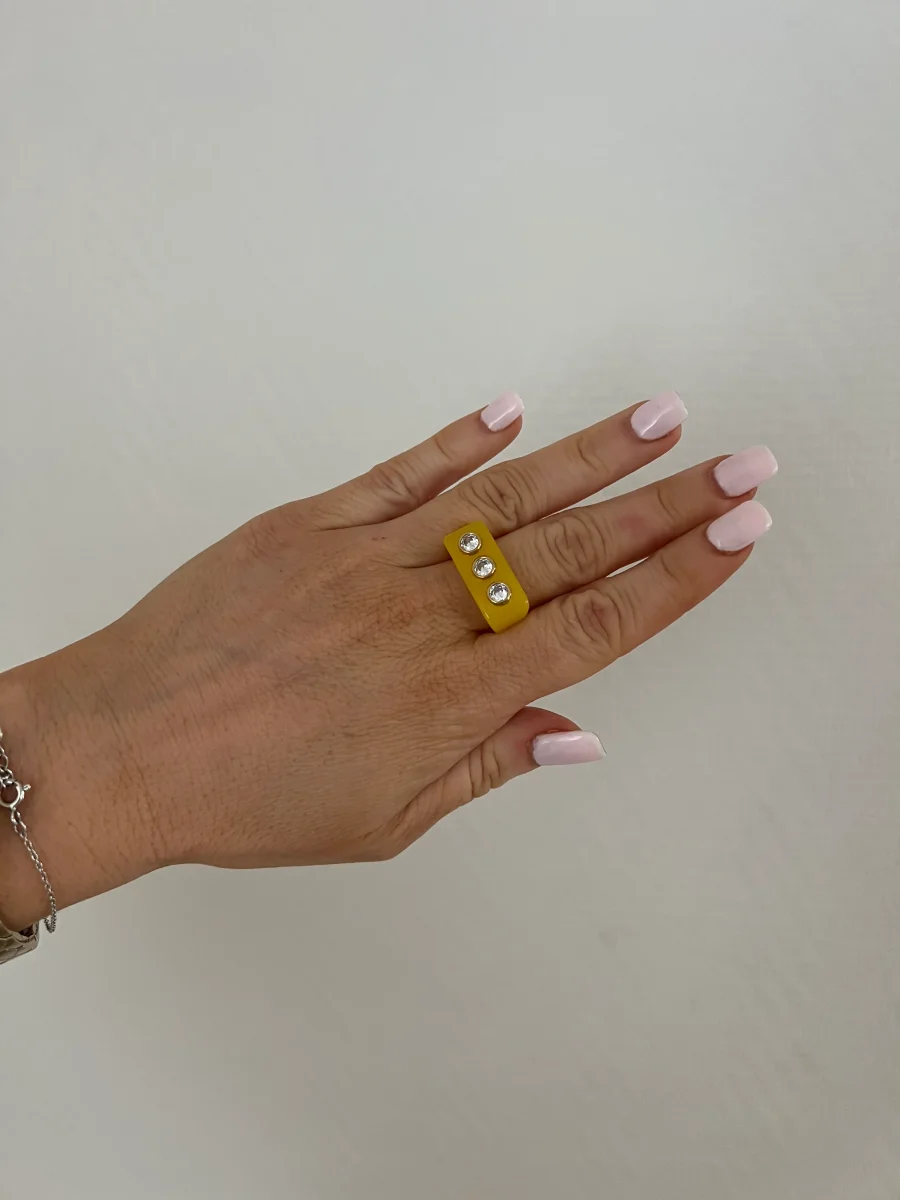 LA BAGUE MULTISTRASS JAUNE – Image 3