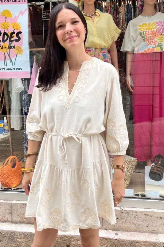 Robe beige brodée