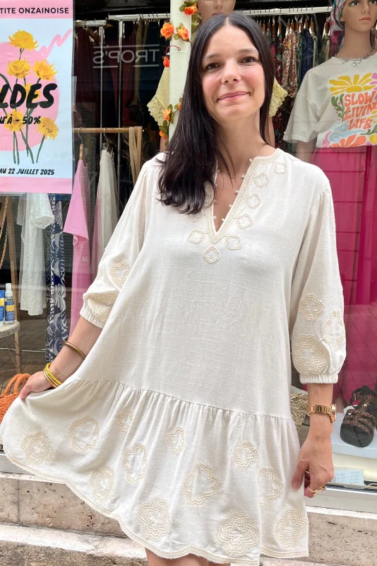 Robe beige brodée – Image 3