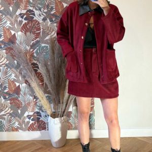veste marron et bordeaux