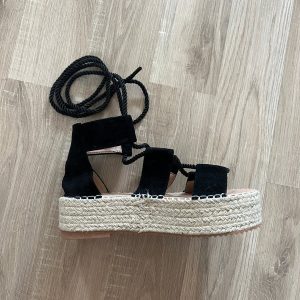 LES SANDALES TENDANCE NOIRES