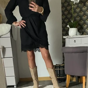 ROBE DENTELLE NOIRE TU36/42