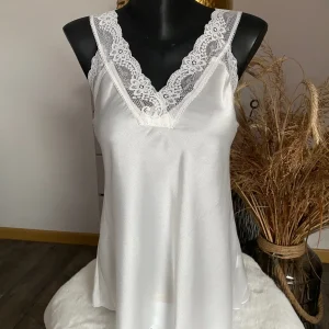 TOP DENTELLE TROIS COLORIS ( noir , blanc, champagne)