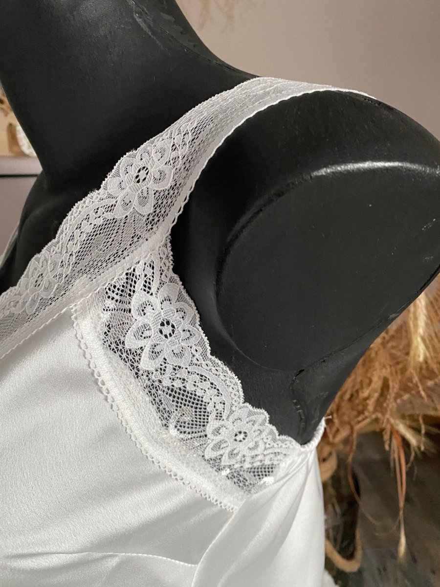 TOP DENTELLE TROIS COLORIS ( noir , blanc, champagne) – Image 8