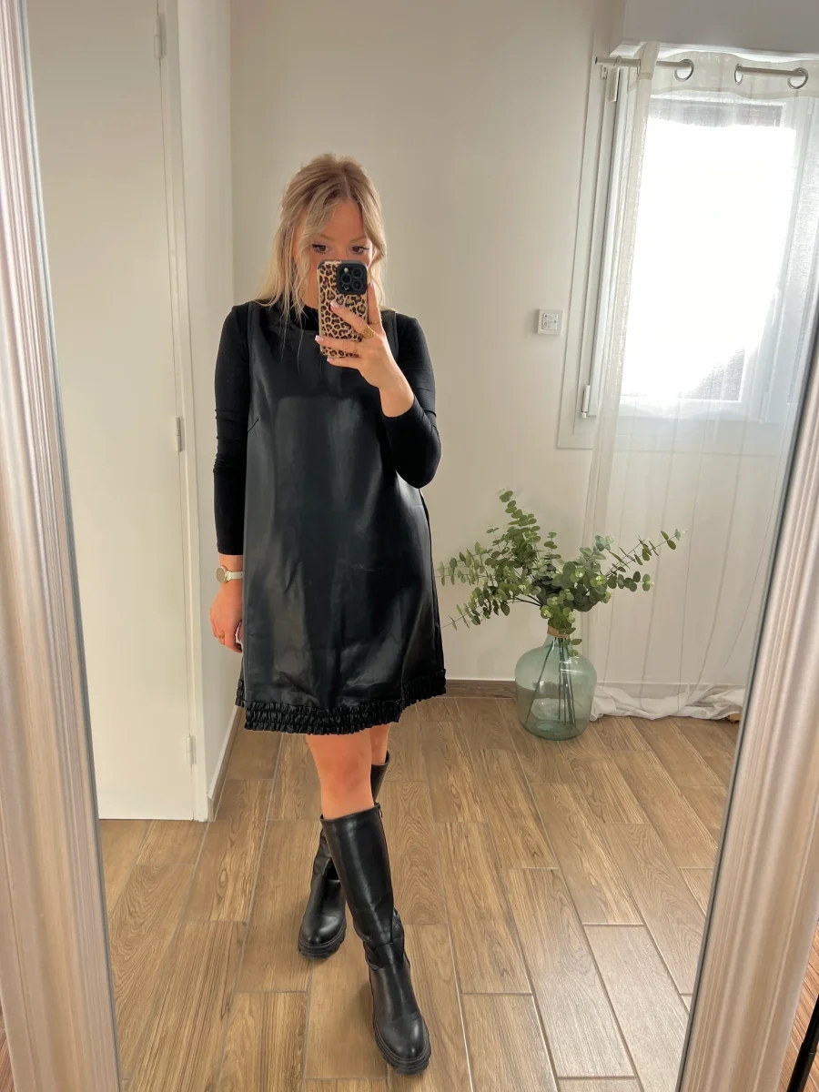 LA ROBE TRAPEZE EN SIMILI NOIR - Image 5