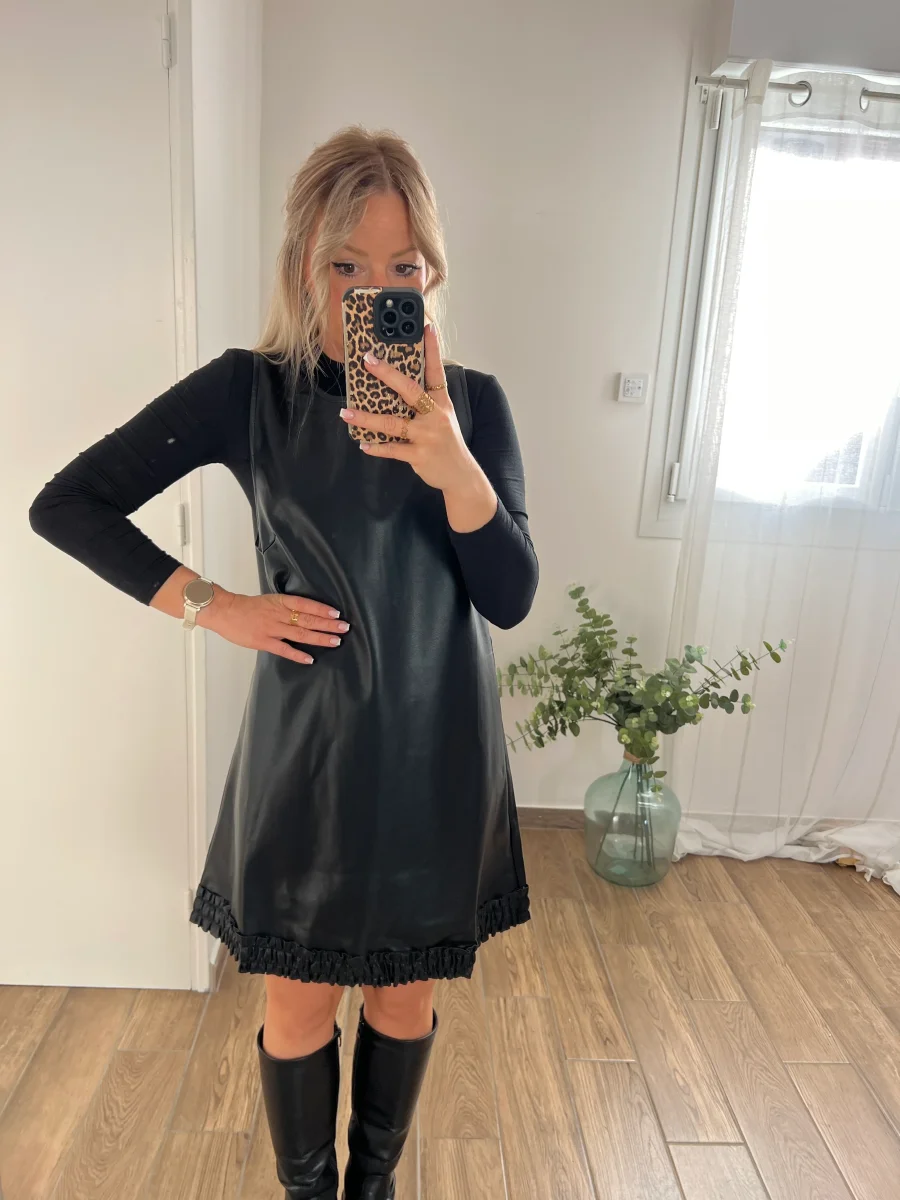 LA ROBE TRAPEZE EN SIMILI NOIR - Image 4