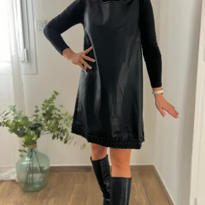 LA ROBE TRAPEZE EN SIMILI NOIR