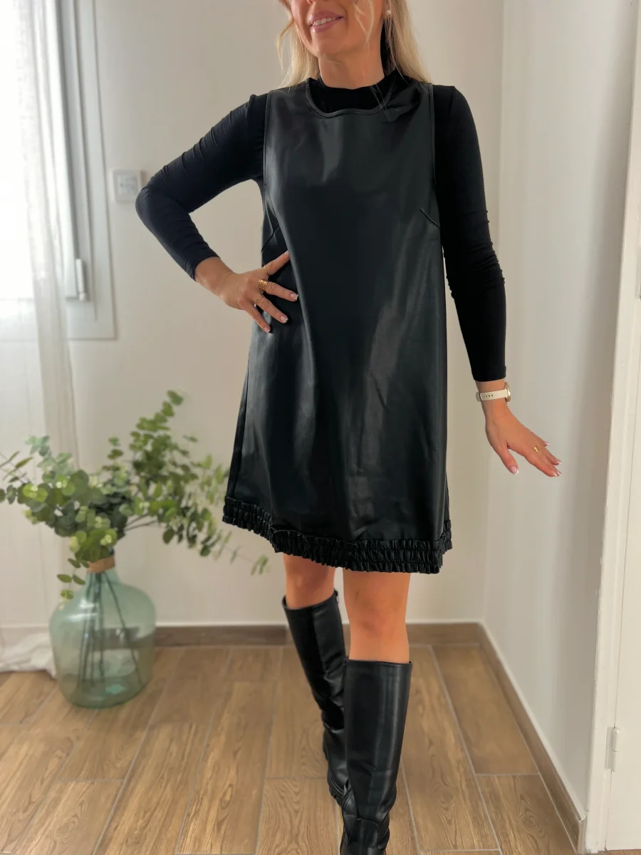 LA ROBE TRAPEZE EN SIMILI NOIR