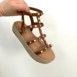 LES SANDALES CLOUS CAMEL