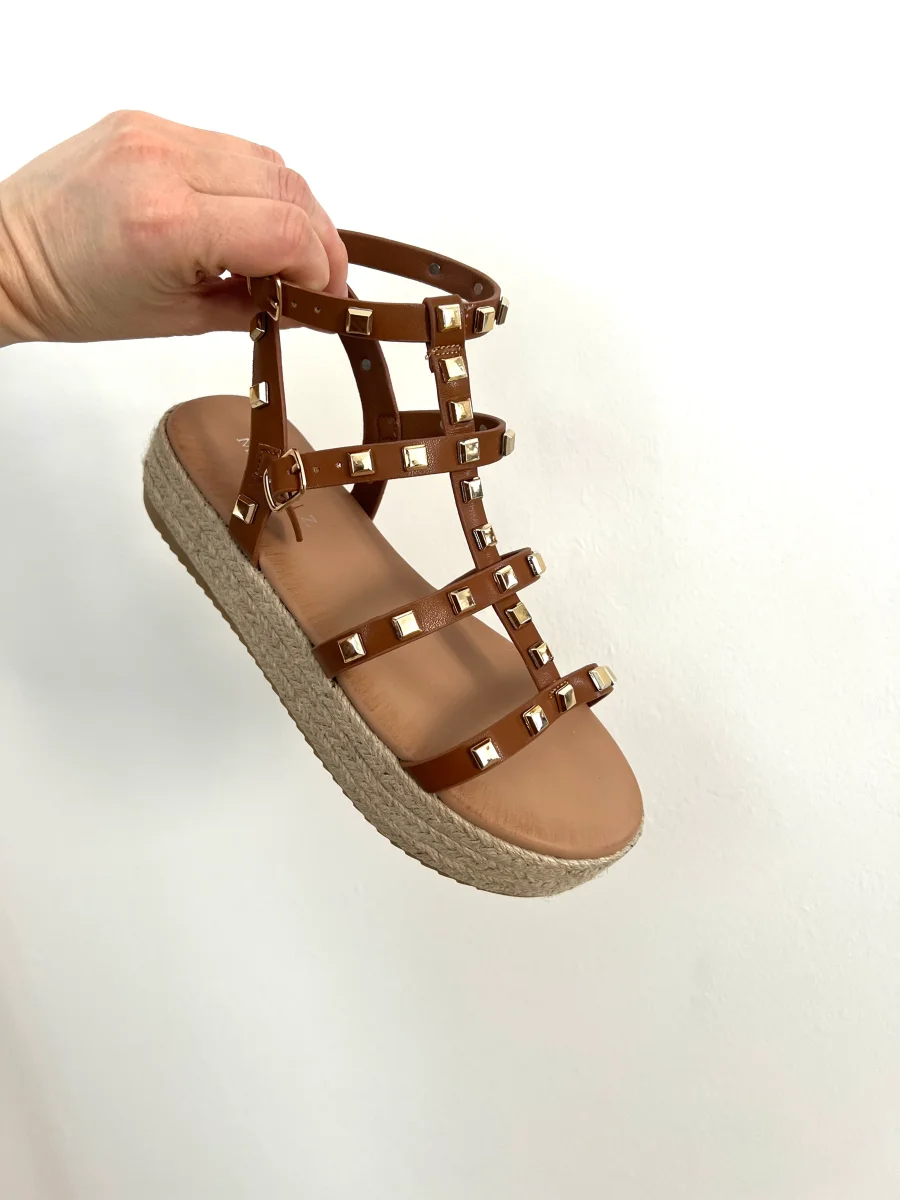 LES SANDALES CLOUS CAMEL