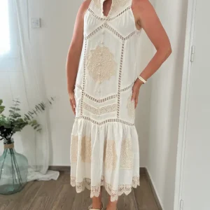 LA ROBE LONGUE BEIGE ET ÉCRU