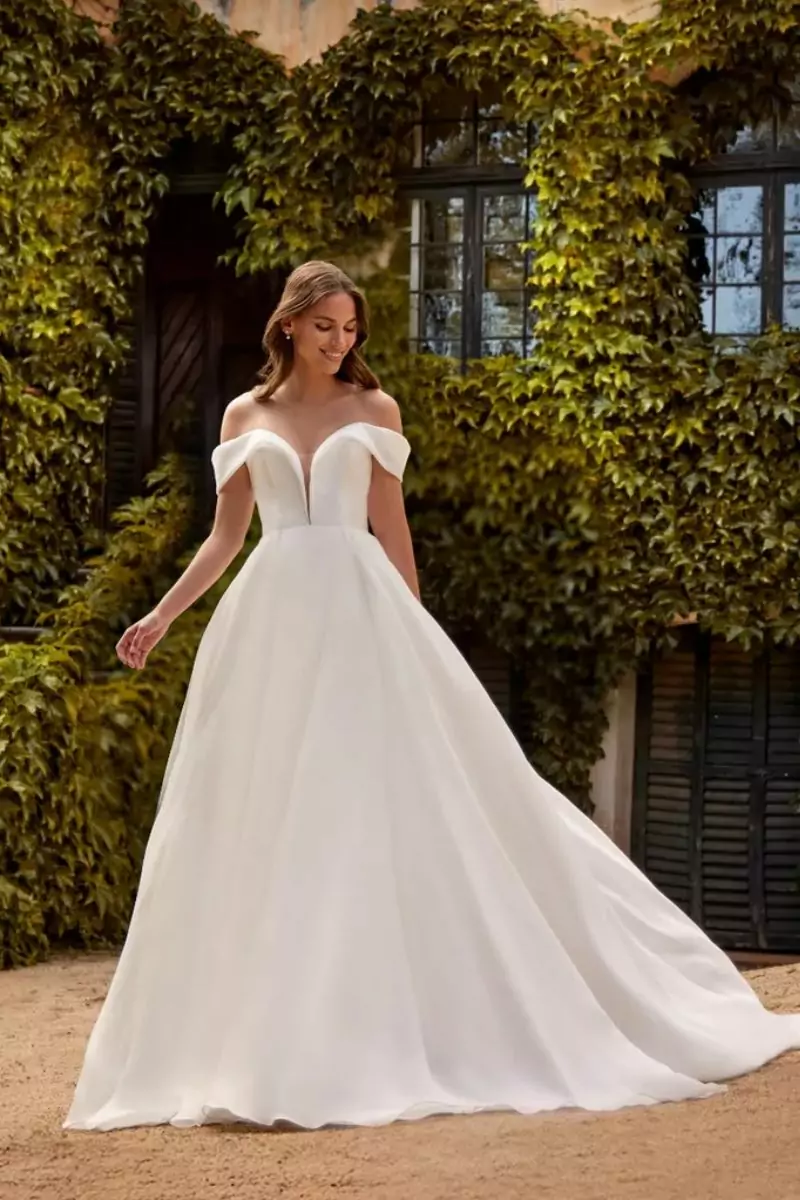 Robe Tinia – Nicole Milano