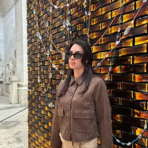 Veste courte marron effet daim - élégance et tendance automnale