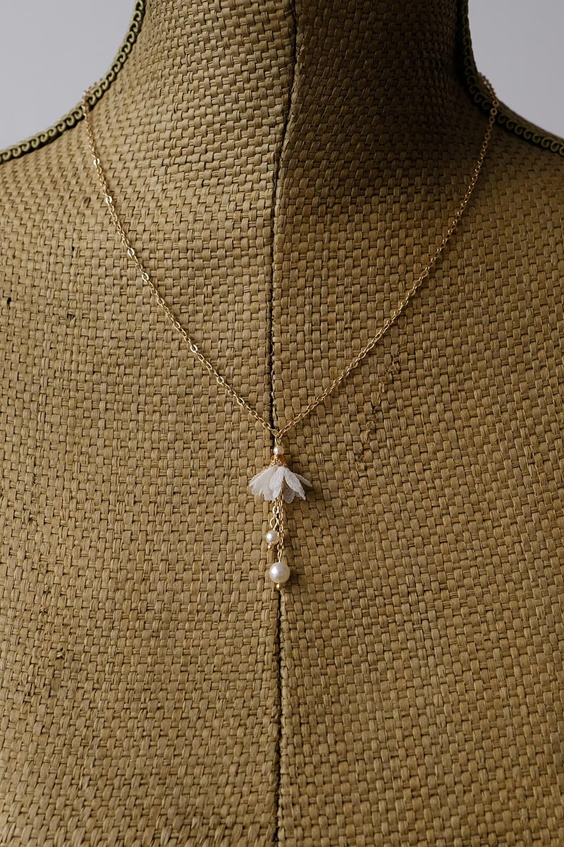 Collier fleur et perles nacrées – Image 3