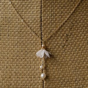 Collier fleur et perles nacrées