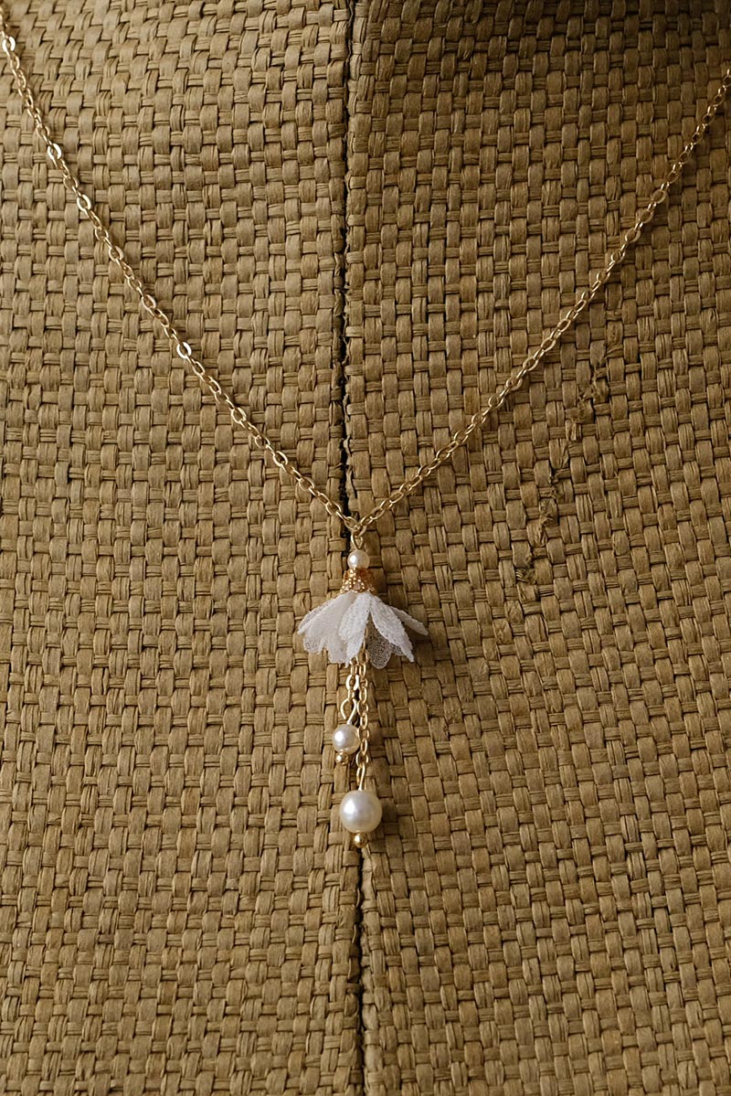 Collier fleur et perles nacrées