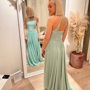 La robe longue en dentelles et sequins