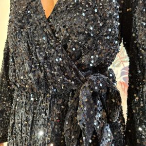 Robe en velours à sequins noirs
